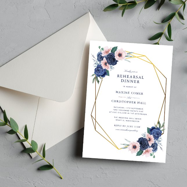 Navy Blau & Blush Blumenprobeessen Einladung (Navy blue and blush floral rehearsal dinner invitation sets a warm, elegant tone.)