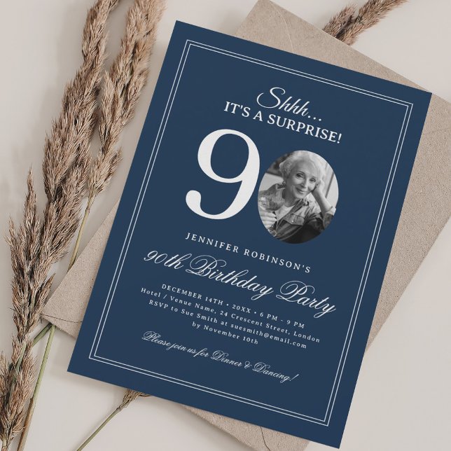 Navy Blau | Überraschende 90. Geburtstagsfeier Einladung (Navy Blue | Surprise 90th Birthday Party Invitation)