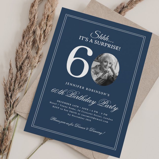 Navy Blau | Überraschungs-60. Geburtstagsfeier Einladung (Navy Blue | Surprise 60th Birthday Party Invitation)