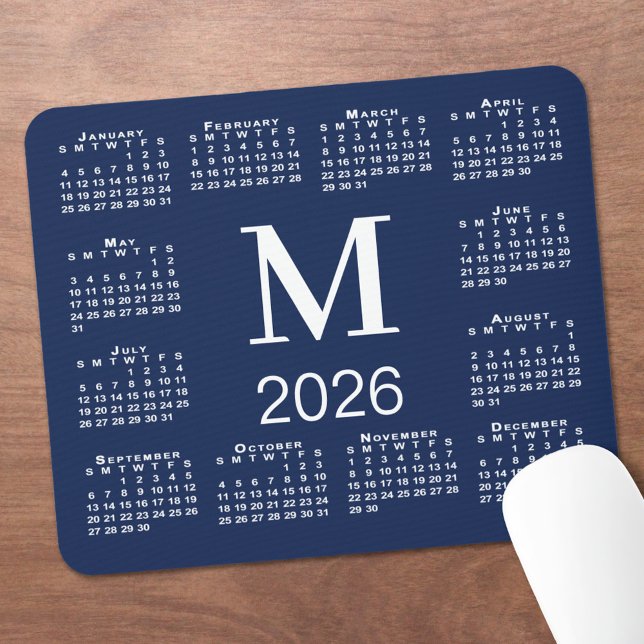 Navy Blau und Weiß Monogramm 2026 Kalender Mousepad (Navy Blue and White Monogram 2026 Calendar Mouse Pad, in situ)
