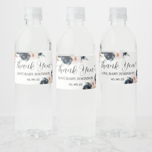 Navy blaue und rot-rosa Flasche mit Wasser. Wasserflaschenetikett