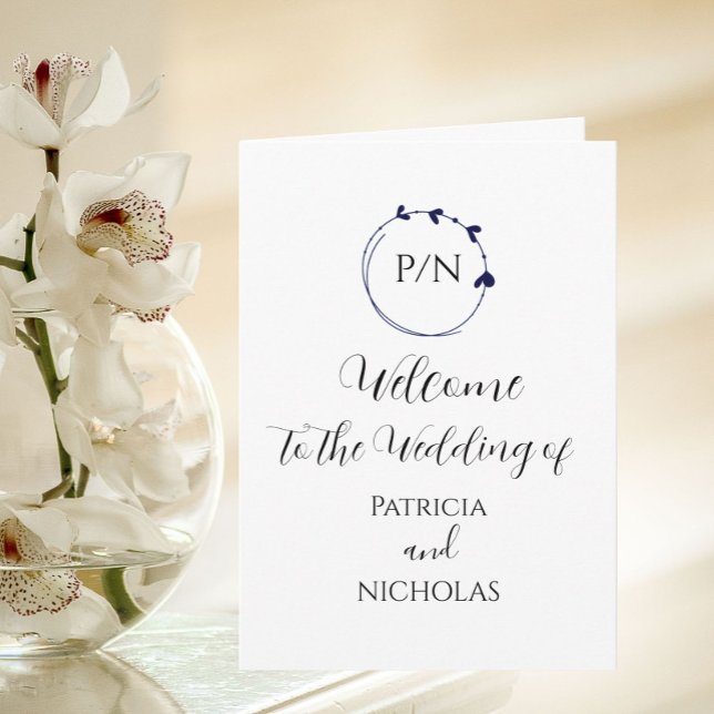 Navy Blaues Herz-Kranz und Initialen Hochzeit Programm (In Situ)