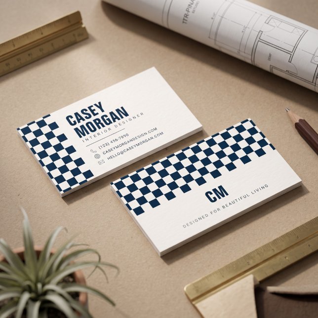 Navy Blaues Schachbrett Modern Visitenkarte (Simulated business cards on table)