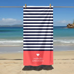 Navy Blue and Coral Chic Stripes Heft Monogram Strandtuch<br><div class="desc">Stylisches Strandtuch in Korallenfarben, marineblau und weiß. Dieses Design zeichnet sich durch ein klassisches marinebasiertes und weiß gestreiftes Muster aus. Personalisieren Sie es mit Ihrem Namen Monogramm oder anderen benutzerdefinierten Text mit einem niedlichen Herzsymbol. Mit den Designtools können Sie beliebige Hintergrundfarben auswählen, Schriftart und Farben bearbeiten und eigene Fotos hochladen,...</div>