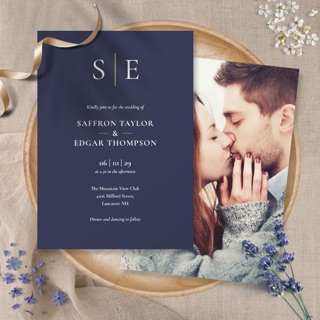 Navy Blue and Gold Monogram Foto Wedding Einladung (Von Creator hochgeladen)