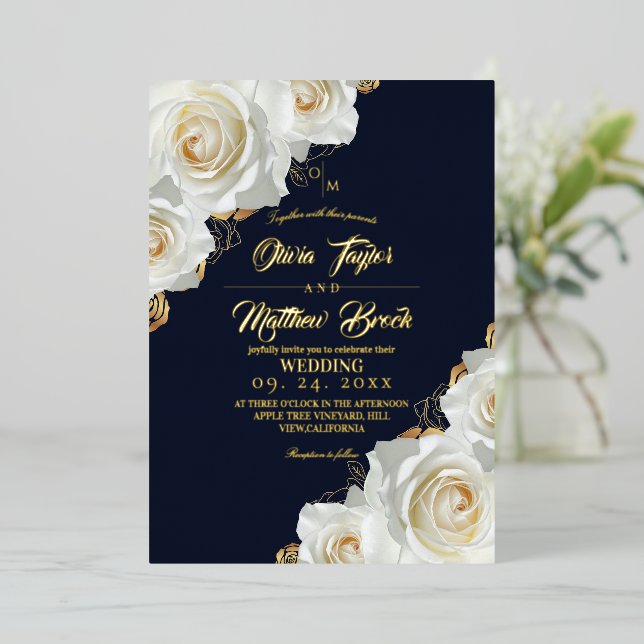  Navy Blue and Gold Roses Floral Wedding Folieneinladung (Stehend vorne)