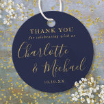 Navy Blue and Gold Script Wedding Vielen Dank Geschenkanhänger<br><div class="desc">Dieses elegante marineblau-Tag mit seinen charakteristischen Stilnamen kann mit Ihren besonderen Dankeschön-Informationen in schicken Goldbuchstaben personalisiert werden. Entwickelt von Thisisnotme©</div>