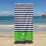Navy Blue and Green Chic Stripes Heft Monogram Strandtuch<br><div class="desc">Stylisches Strandtuch in den Farben Grün, Blau und Weiß. Dieses Design zeichnet sich durch ein klassisches marinebasiertes und weiß gestreiftes Muster aus. Personalisieren Sie es mit Ihrem Namen Monogramm oder anderen benutzerdefinierten Text mit einem niedlichen Herzsymbol. Mit den Designtools können Sie beliebige Hintergrundfarben auswählen, Schriftart und Farben bearbeiten und eigene...</div>