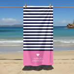 Navy Blue and Pink Chic Stripes Heftmonogramm Strandtuch<br><div class="desc">Stylisches Strandtuch in rosa, marineblau und weiß. Dieses Design zeichnet sich durch ein klassisches marinebasiertes und weiß gestreiftes Muster aus. Personalisieren Sie es mit Ihrem Namen Monogramm oder anderen benutzerdefinierten Text mit einem niedlichen Herzsymbol. Mit den Designtools können Sie beliebige Hintergrundfarben auswählen, Schriftart und Farben bearbeiten und eigene Fotos hochladen,...</div>