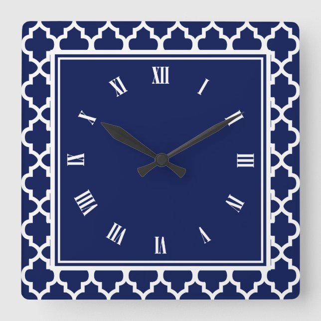 Navy Blue and White Quatrefoil Pattern Quadratische Wanduhr (Vorderseite)
