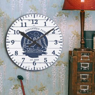 Navy Blue and White Rustic Wood Family Lake House Runde Wanduhr