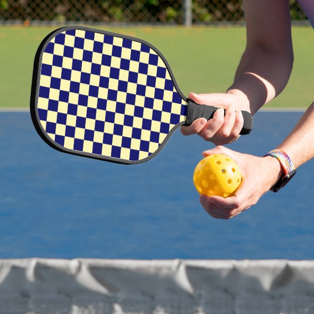 Navy Blue and Yellow Checkerboard Pattern Pickleball Schläger (InSitu)