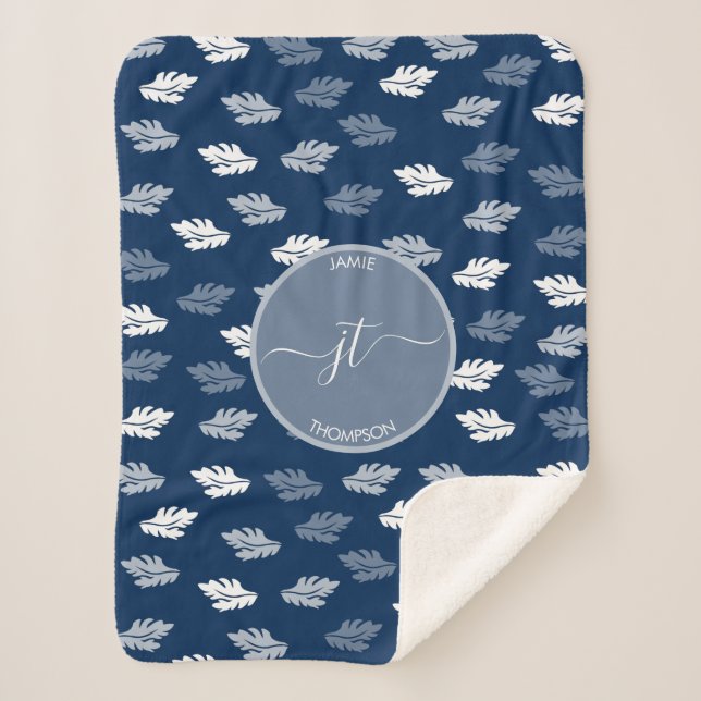 Navy Blue Antique Blätter Muster Monogram Sherpadecke (Vorderseite)
