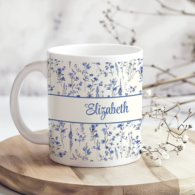 Navy Blue Aquarell-Wildblumen-Script-Name Kaffeetasse (Navy Blue Watercolor Wildflowers Script Name Coffee Mug on a boho kitchen table with white flowers)