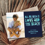 Navy Blue Beach Hochzeit Save the Date Ankündigungspostkarte<br><div class="desc">Erleben Sie Ihren besonderen Tag mit diesem marineblauen Foto "Alles was wir brauchen ist Liebe und Strand" Save the Date Postkarte.</div>