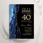 Navy Blue Black Gold Agate Überraschung 40. Geburt Einladung<br><div class="desc">Navy Blau,  Schwarz und Gold überraschen 40. Geburtstag Party Einladung. Elegantes modernes Design mit königsblauen Aquarellfarben,  marmorgeode Hintergrund,  Imitats Glitzer Gold und Typografie Drehbuch Schriftart. Die trendige Einladungskarte eignet sich perfekt für eine stilvolle Damenfeier. Gedruckte Zazzle-Einladungen oder Sofortdownload digitaler Druckvorlage.</div>