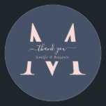 Navy Blue Blush Monogram Gastgeschenk Hochzeit Dan Runder Aufkleber<br><div class="desc">Moderne personalisierte marineblau und rot-monogramm Hochzeit danke Ihnen Aufkleber mit modernem Drehbuch. Einfach online personalisieren. Die passenden Produkte ergänzen diese eleganten Monogramm Hochzeitsetiketten.</div>