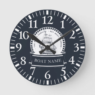 Navy Blue Boat Family Name Runde Wanduhr