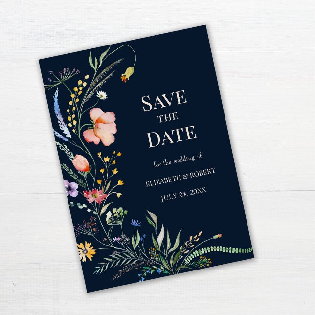Navy Blue Boho Wildblumen Save the Date Karte (Navy Blue Boho Wildflowers Save The Date Card on white woodan table.)