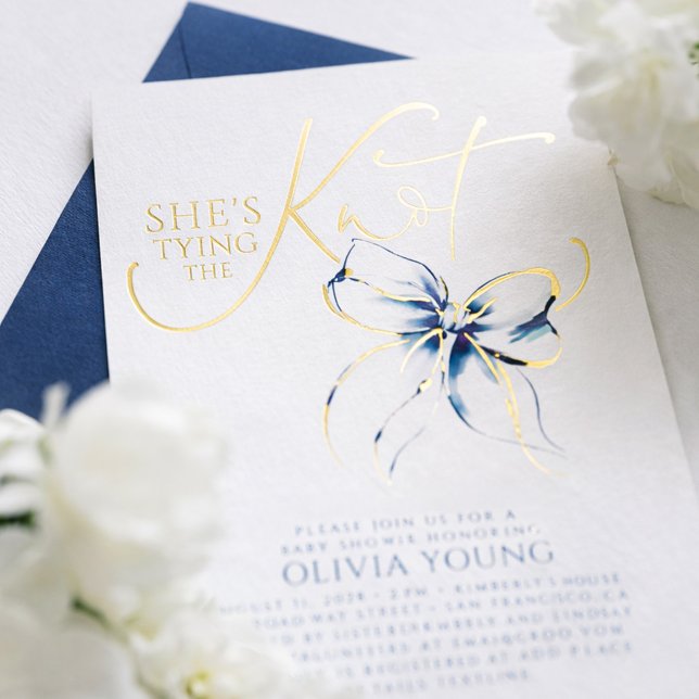 Navy Blue Bow She's Tying The Knot Bridal Shower Folieneinladung (Navy Blue Bow Bridal Shower Gold Foil Invitation She's Tying The Knot)