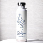 Navy Blue Bridesmaid Name Floral Bachelorette Trinkflasche<br><div class="desc">Feiern Sie stilvoll mit unserem Namen Hand Scripted Bachelorette Brautparty Thermal Wine Tumbler. Mit seinem eleganten, personalisierten Drehbuch-Design ist dieser Schuster ideal, um Getränke während Ihrer Brautfeierlichkeiten bei optimaler Temperatur behalten. Aus hochwertigen, isolierten Materialien gefertigt, ist es genauso praktisch wie schick. Ideal für Junggeselinnen-Abschiede, Brautpartys oder als nachdenkliches Geschenk verbindet...</div>
