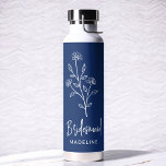 Navy Blue Bridesmaid Name Floral Bachelorette Trinkflasche<br><div class="desc">Feiern Sie stilvoll mit unserem Namen Hand Scripted Bachelorette Brautparty Thermal Wine Tumbler. Mit seinem eleganten, personalisierten Drehbuch-Design ist dieser Schuster ideal, um Getränke während Ihrer Brautfeierlichkeiten bei optimaler Temperatur behalten. Aus hochwertigen, isolierten Materialien gefertigt, ist es genauso praktisch wie schick. Ideal für Junggeselinnen-Abschiede, Brautpartys oder als nachdenkliches Geschenk verbindet...</div>