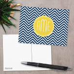 Navy Blue Chevrons mit Custom Yellow Monogram Postkarte<br><div class="desc">Ein gewagtes geometrisches Design in frischen,  trendigen Farben. Wenn Sie die Monogramme anpassen müssen,  klicken Sie auf die Schaltfläche Anpassen und ändern Sie sie.</div>