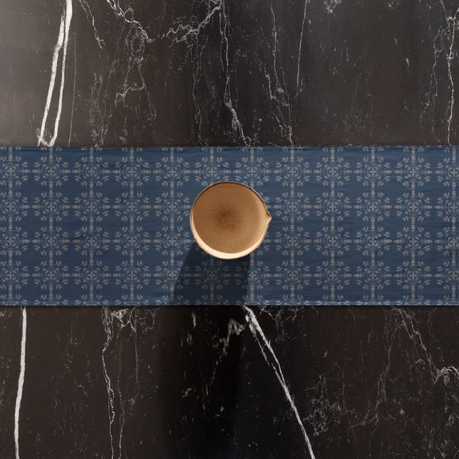 Navy Blue Classic Silver Snowflakes Elegant Custom Kurzer Tischläufer (Navy blue patterned silver table runner)