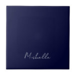 Navy Blue Color Schlicht Moderne Namenskalligraphi Fliese<br><div class="desc">Dieses Produkt war sehr gut und ich Liebe,  wie einfach es ist für individuelles Design. Das Design war sehr einfach,  daher bin ich sehr zufrieden,  wenn ich kreiere.</div>