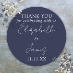 Navy Blue Elegant Script Wedding Vielen Dank Runder Aufkleber<br><div class="desc">Diese marineblau minimalistisch elegante Skript Hochzeit danke Ihnen Aufkleber kann mit Ihren Informationen in chic Typografie personalisiert werden. Entwickelt von Thisisnotme©</div>