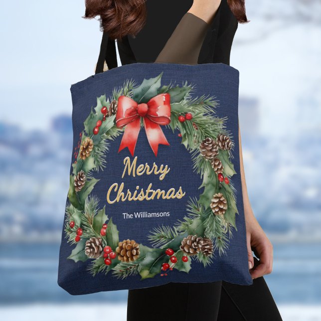 Navy Blue Festive Weihnachtsfest Wreath Elegante C (A stylish personalized Christmas tote bag with festive wreath of holly, pinecones and red ribbon)