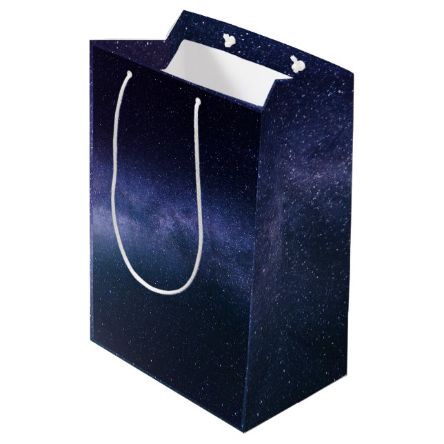 Navy Blue Galaxy Starry Night Stars Modern Mittlere Geschenktüte (Rückseite Schrägansicht)