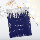 Navy-Blue-Glitzer-Tropfen-Monogramm-Skript 2023 Planer<br><div class="desc">Marineblau mit weißen Sternen und Imitaten verziert silberne Glitzer Tropfen und Staub. Personalisieren Sie Ihren Namen und fügen Sie ihn hinzu. Der Name wird mit einem modernen handgeschriebenen Stilskript mit Swashes geschrieben. Um die Swashes behalten, löschen Sie nur den Beispielnamen, verlass die Leerzeichen oder Emoji's vor und nach dem Namen....</div>