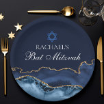 Navy Blue Gold Agate Custom Bat Mitzvah Party Pappteller<br><div class="desc">Eleganter Marineblau und Goldmedaille schmücken die Seite dieser modernen Bat Mitzvah Party Papiertafel. Der Name Ihrer Tochter ist in einem schönen formalen Drehbuch unter dem Stern von David geschrieben. Ideal für eine schicke,  stilvolle jüdische Familie,  die ihr Mädchen feiert und an die Tora gerufen wird.</div>