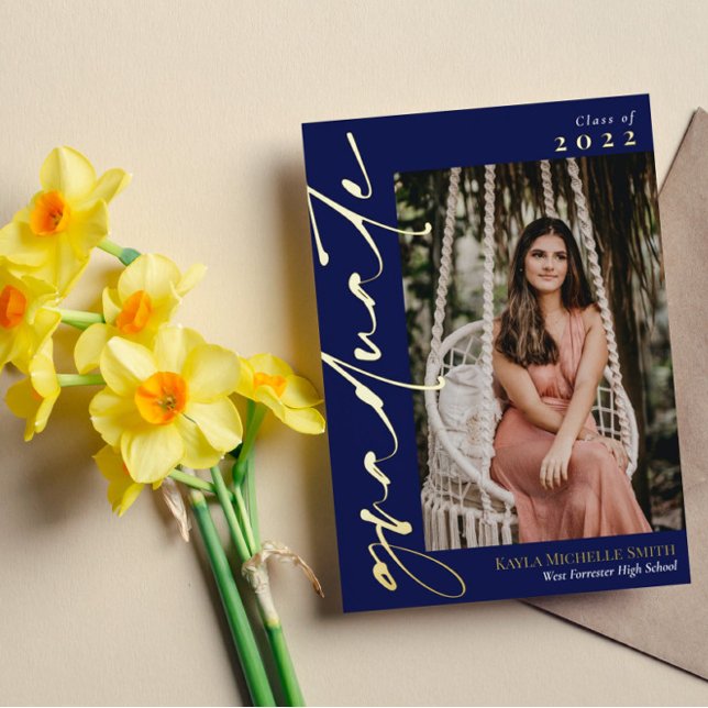 Navy Blue Gold Calligraphy Foto Abschluss Folieneinladung (Von Creator hochgeladen)