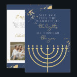 Navy Blue Gold Foil Menorah Hanukkah Card Einladung<br><div class="desc">Diese Hanukkah-Grußkarte bietet einen marineblau Hintergrund,  vergoldete Spritzer,  eine goldene Menorah und das Sprichwort "Mögen Sie die Wärme der Lichter das ganze Jahr hindurch spüren" zu Ehren des Lichts. Leicht editieren *most* Text und aktualisieren Sie die Fotos um Ihre Freunde und Familien in dieser Ferienzeit zu aktualisieren.</div>