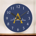 Navy Blue Gold Modern Script Girl Monogram Name Runde Wanduhr<br><div class="desc">Navy Blue und Gold Simple Script Monogram Name Clock. Das macht den perfekten süßen 16 Geburtstag,  Hochzeit,  Brautparty,  Jubiläum,  Babydusche oder Junggeselinnen-Abschied Geschenk für jemanden,  der Lieben glamourösen Luxus und schicke Stile.</div>