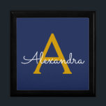 Navy Blue Gold Moderne Script Girl Monogram Name Erinnerungskiste<br><div class="desc">Navy Blue und Gold Simple Script Monogram Name Jewelry Keepake Box. Dies macht den perfekten Abschluss,  Geburtstag,  Hochzeit,  Brautparty,  Jubiläum,  Babydusche oder Junggeselinnen-Abschied Geschenk für jemanden,  die Lieben glamourösen Luxus und schicke Stile.</div>