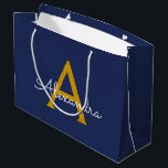 Navy Blue Gold Moderne Script Girl Monogram Name Große Geschenktüte<br><div class="desc">Navy Blue und Gold Simple Script Monogram Name Geschenktasche. Das macht den perfekten 16 Geburtstag,  Hochzeit,  Brautparty,  Jubiläum,  Babydusche oder Junggeselinnen-Abschied Geschenktasche für jemanden,  der Lieben glamourösen Luxus und schicke Stile.</div>