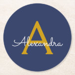 Navy Blue Gold Moderne Script Girl Monogram Name Runder Pappuntersetzer<br><div class="desc">Navy Blue und Gold Simple Script Monogram Name Paper Untersetzer. Dies macht den perfekten Abschluss,  Geburtstag,  Hochzeit,  Brautparty,  Jubiläum,  Babydusche oder Junggeselinnen-Abschied Geschenk für jemanden,  die Lieben glamourösen Luxus und schicke Stile.</div>