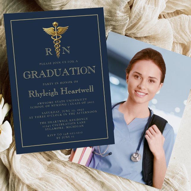 Navy Blue Gold Nurse RN Foto Graduation Party Einladung (Von Creator hochgeladen)