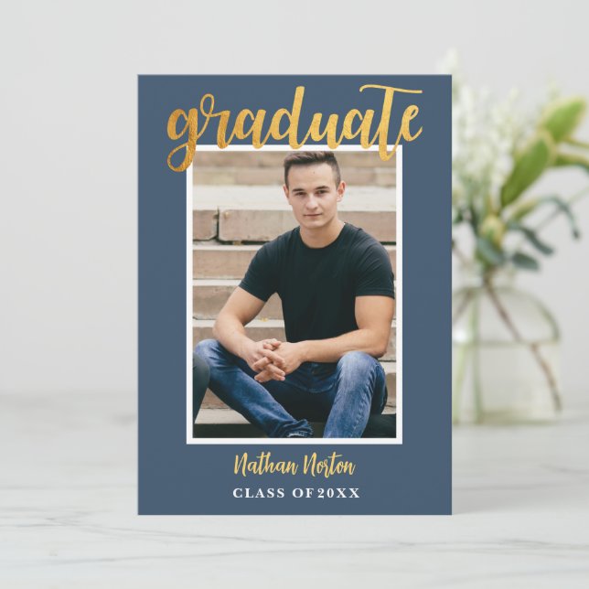 Navy Blue Gold Script Foto Graduation Party Einladung (Stehend Vorderseite)