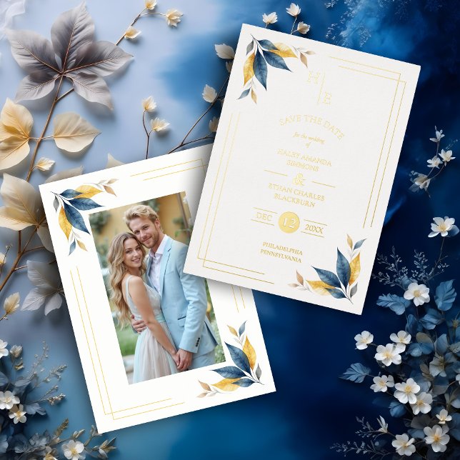 Navy Blue & Golden Botanical Leaves Corner Photo Folieneinladung (Navy Blue & Real Gold Botanical Leaves Corner Metallic Foil Save the Date Cards with Initials Photo.)