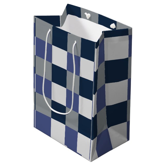 Navy Blue Grau White Checkerboard Mittlere Geschenktüte (Vorderseite Schrägansicht)