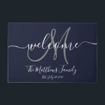 Navy Blue Gray Monogram Script Newlweds Hochzeit Fußmatte<br><div class="desc">Personalisiertes Marineblau,  weiß und grau Monogramm-Design mit Braut- und Bräutigam-Nachname und Hochzeitstermin auf solidem Hintergrund. Ein einzigartiges und großartiges Geschenk für Neugeborene. Gut für neues Haus zusammen. Passen Sie mit Ihrem Namen,  Monogramm Anfangs- und Hochzeitsdatum und Farben an,  um Ihre Hausfarben anzupassen. Elke Clarke©</div>