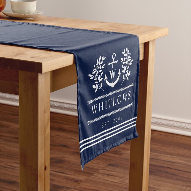 Navy Blue Greenery Nautical Monogram Lake House Kurzer Tischläufer (Beispiel)
