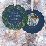 Navy Blue Greenery Wreath Frohe Weihnachten Ornament Karte<br><div class="desc">Ein reichhaltiges Marineblau bildet einen eleganten Hintergrund für die miteinander verflochtenen Äste mit grünen Zweigen,  die eine Botschaft von "fröhlichen Weihnachtswünschen" umkreisen,  die von Imitaten mit Brombeeren und Sternen betont wird. Personalisieren Sie diese Karte mit Ihrem Namen,  dem Jahr,  einer benutzerdefinierten Nachricht und Ihrem Foto auf der Rückseite.</div>