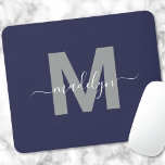 Navy Blue Initial Name Monogram Mousepad<br><div class="desc">Personalisierte Elegant Modern Navy Blue und White Script Initial Monogram Mouse Pad. Fügen Sie dem Arbeitsbereich mit diesem schicken Mauspad eine Touch von Raffinesse hinzu. Es zeichnet sich durch ein schlichtes Grau-Initial aus, zentriert auf einem marineblau-blauen Hintergrund, ergänzt durch ein sauberes und modernes Design. Dieses Mauspad vereint Eleganz mit Praxisnähe...</div>