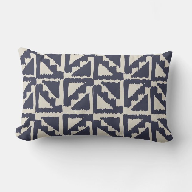 Navy Blue Ivory Tribal Print Ikat Triangle Muster Lendenkissen (Vorderseite)