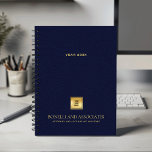Navy Blue Leather Look Firmenlogo und Name Planer<br><div class="desc">Bleibe und erhöht Ihr berufliches Image mit unserem Custom Spiral Planner, mit einem raffinierten marineblauen Leder-Look, der Eleganz und Funktionalität verbindet. Ein anpassbarer Platz auf dem Cover ermöglicht es Ihnen, Ihr Firmenlogo auf einer goldenen Textur deutlich sichtbar zu machen, während zwei zusätzliche Zeilen bearbeitbaren Textes Platz für Ihren Firmennamen und...</div>